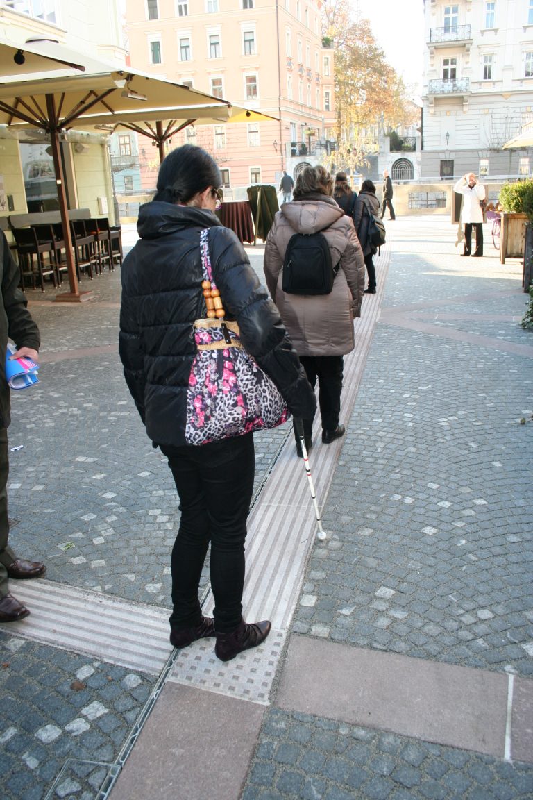 Demonstracija uporabe talnega taktilnega vodilnega sistema (TTVS).