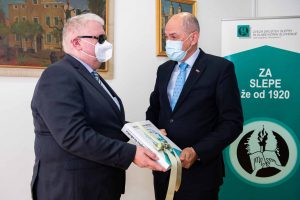 Predsenik ZDSSS, Matej Žnuderl predaja monografijo ob 100-letnici delovanja ZDSSS predsedniku vlade Janezu Janši