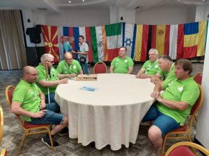 Člani slovenske ekipe šahistov sediji za okroglo mizo na otvoritivi 9. svetovnega šahovskega prvenstva.