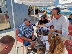 Matej Žnuderl odgovarja na vprašanja novinarja na plaži slepih v Izoli