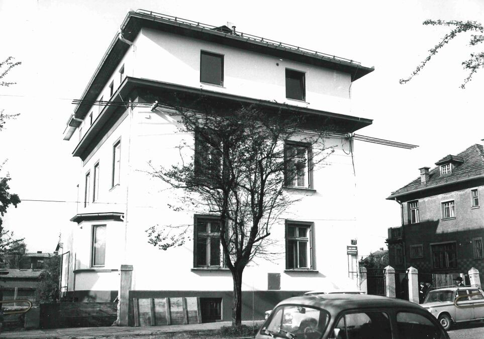 Črnobela fotografija poslovne stavbe Zveze slepih in slabovidnih Slovenije na Groharjevi